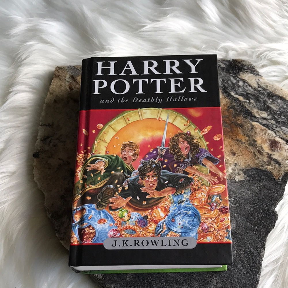 Harry Potter and the Deathly Hallows book
